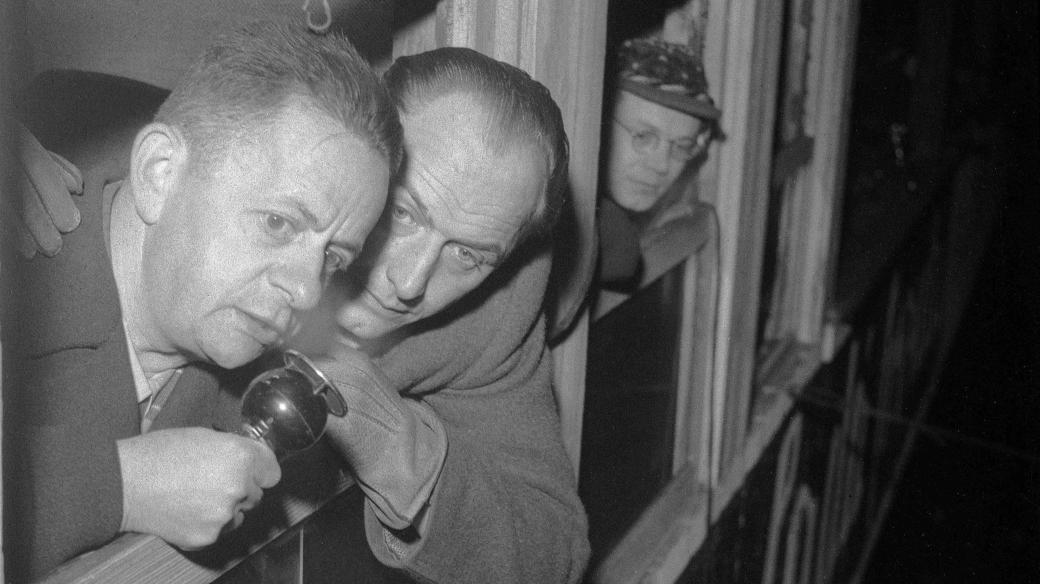 Josef Laufer a Otakar Procházka při komentování MS v hokeji v Praze v r. 1947