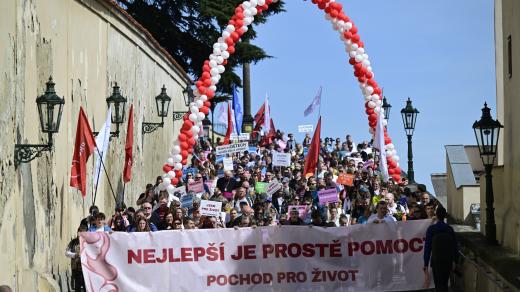 Pochod Hnutí pro život vyrazil po 14.00 z Hradčanského náměstí