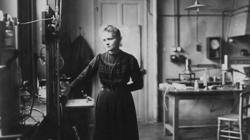 Marie Curie-Skłodowská ve své pařížské laboratoři