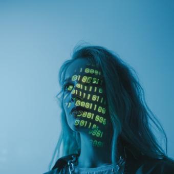 AI žena umělá inteligence kódování programování