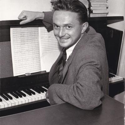 Zdeněk Petr nad partiturou hry Kat a blázen kolem roku 1945