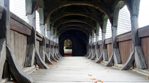 Průhled dřevěným krytým mostem v Kočí u Chrudimi
