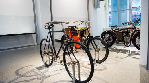 Jízdní kolo a jedna z prvních motorek Laurin a Klement ve stálé expozici Muzea Škoda Auto