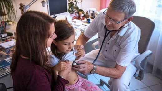 Zkušený pediatr, MUDr. Ladislav Hanousek, při vyšetřování dítěte
